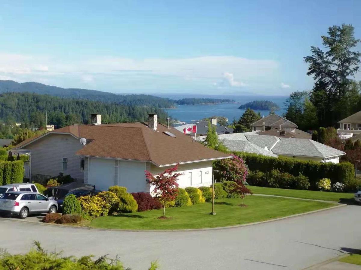 Bay Mountain Lookout Suites Gibsons Exterior photo
