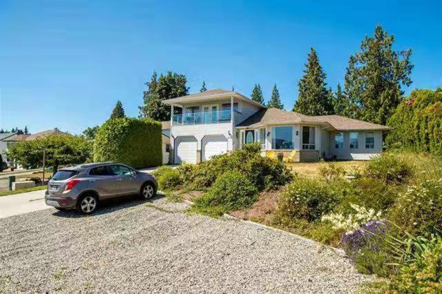 Bay Mountain Lookout Suites Gibsons Exterior photo