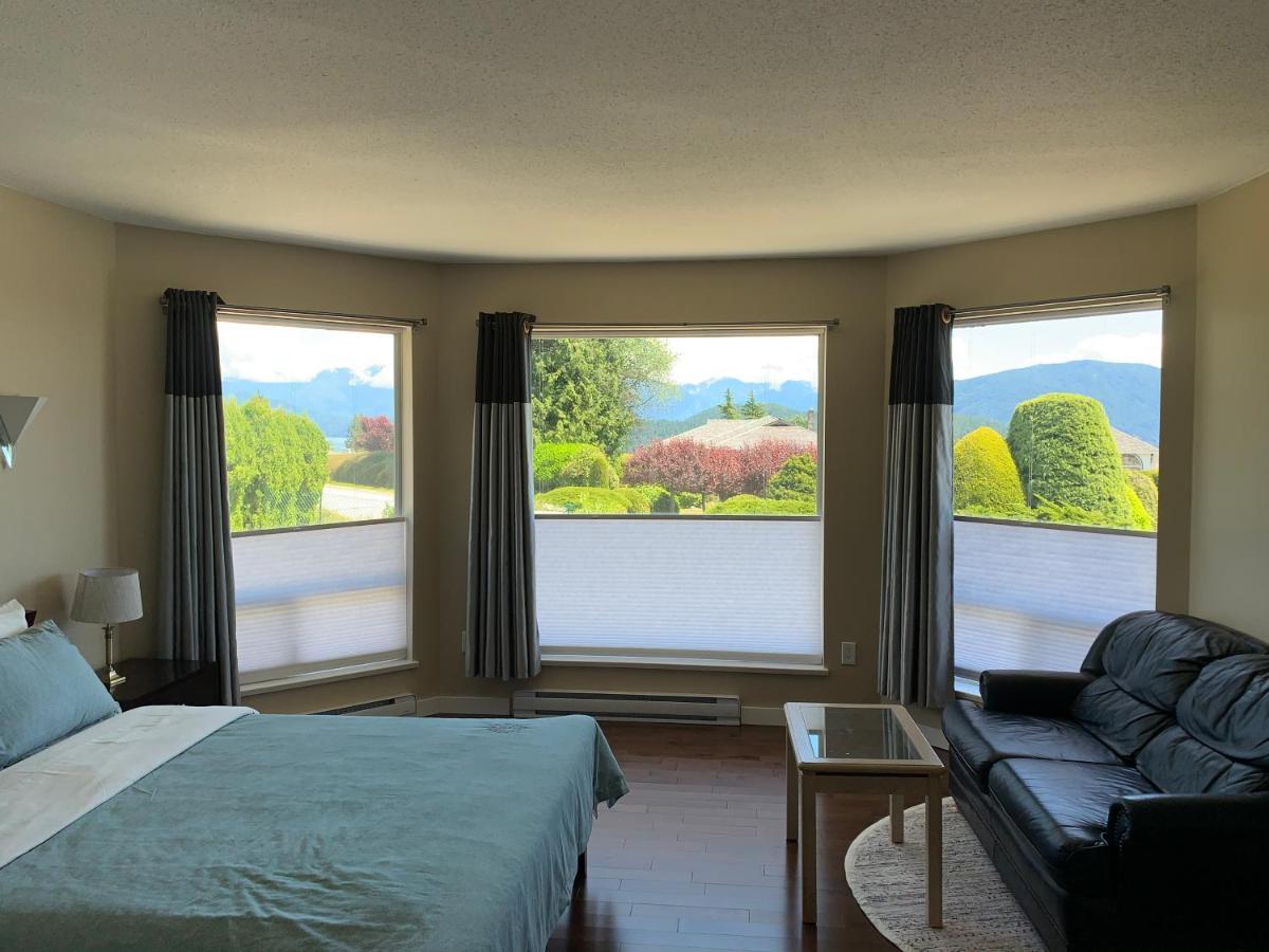 Bay Mountain Lookout Suites Gibsons Exterior photo